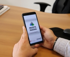 Mãos de uma pessoa segurando um celular