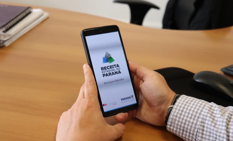 Mãos de uma pessoa segurando um celular